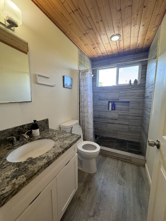 Building Photo - Available Now!  Fully Furnished 3bd/2ba ho...