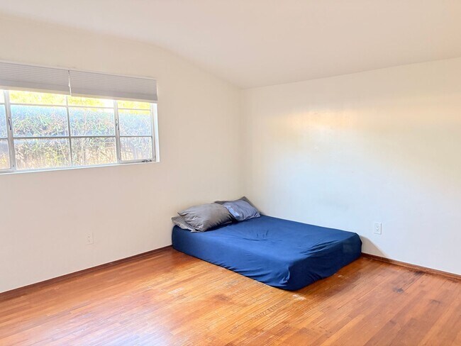 Building Photo - WALK TO SDSU! 4 bed 2 bath House w/ A/C