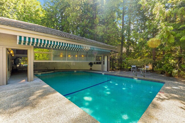 Building Photo - 1264 Bellevue Way NE