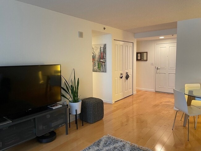 Building Photo - 8 Museum Way