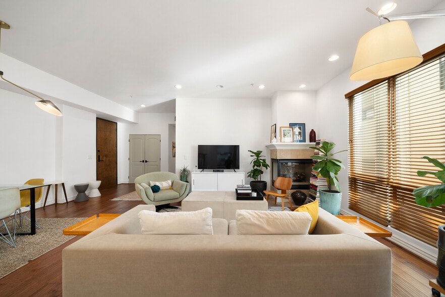 Living room - 9'7" ceilings - 10913 Whipple St
