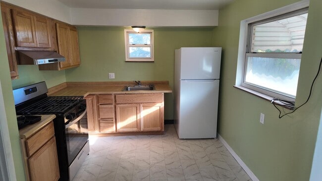 Building Photo - 2660 Sandhurst Dr