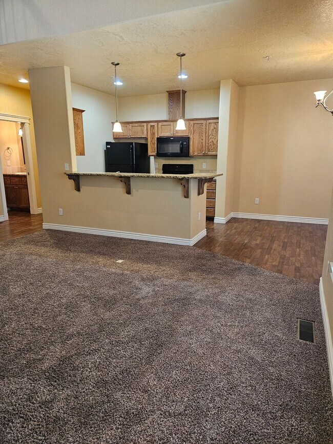 Building Photo - 3/2.5 in Boise-2 Car Garage, Fireplace, Vaulted Ceilings, Landscaping Included.