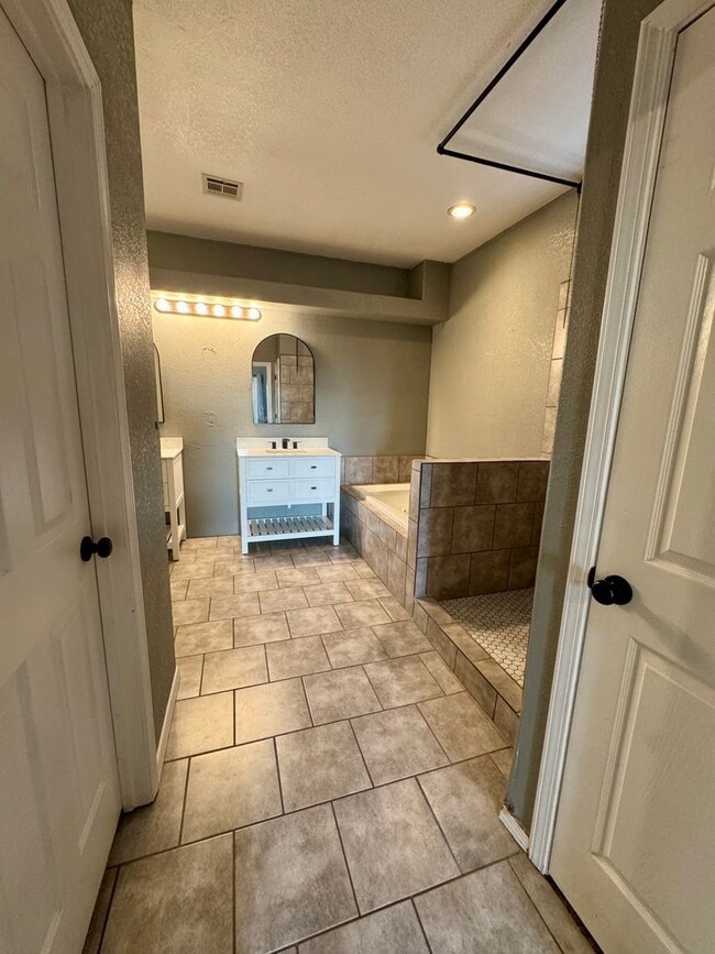 Building Photo - Beautiful golf course retreat