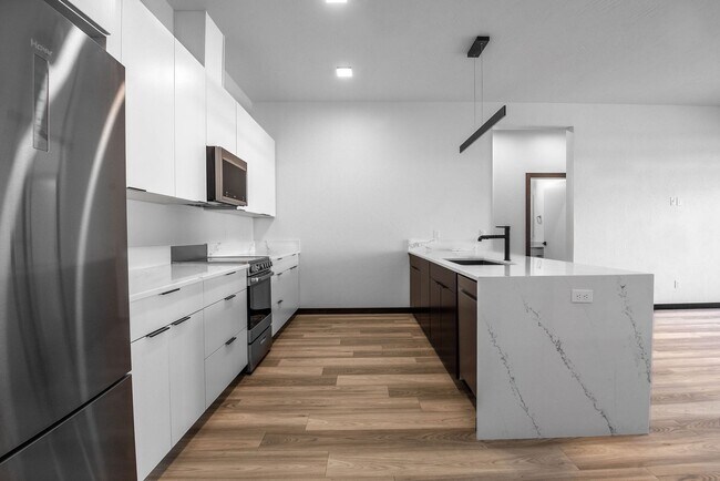 Building Photo - Modern Midtown Living | 2 Bed, 2 Bath Near...
