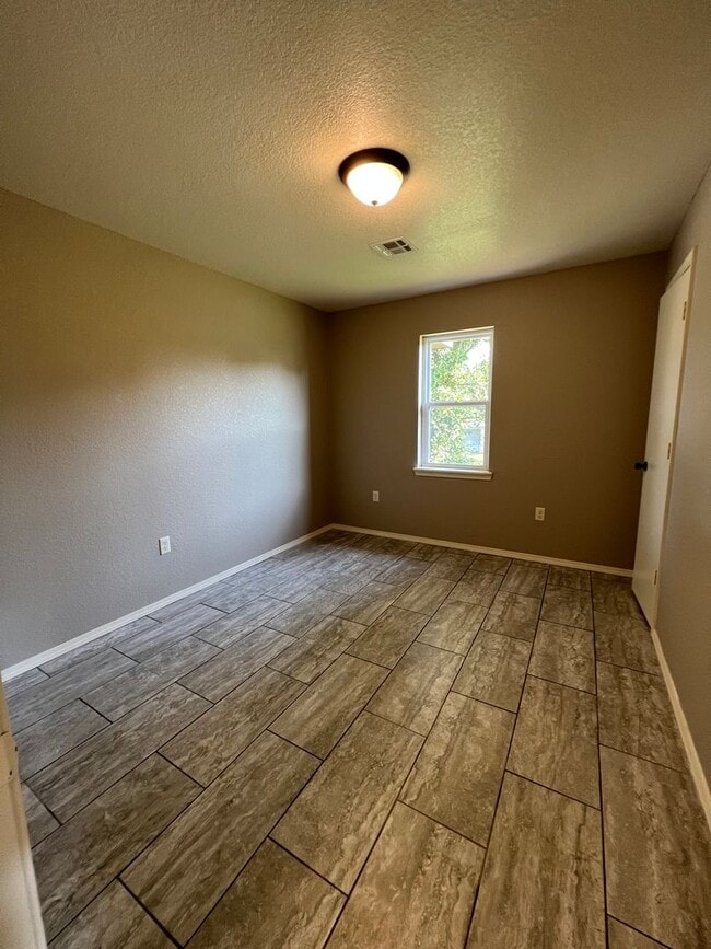 Building Photo - 3 Bed 1.5 Bath House, 1 Car Carport, Yard Care Included.