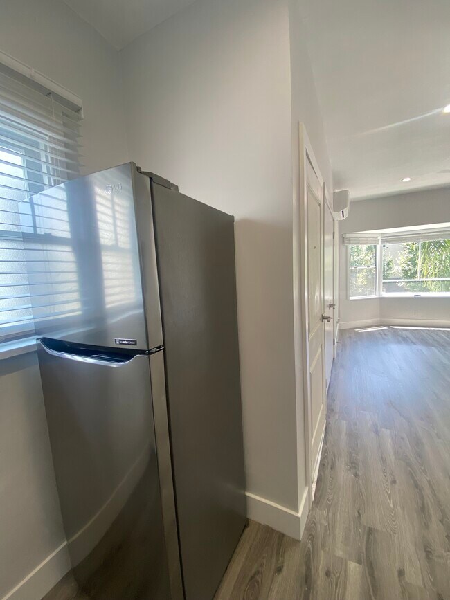 Building Photo - 405 W 3rd Street