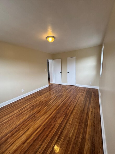 Primary Photo - 153-32-153-77 77th Ave