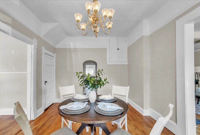 Building Photo - Beautiful 5 Bedroom Home with Lots of Natural Light and Private Fenced Backyard! A Must See!