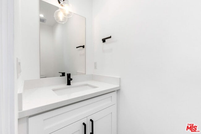 Building Photo - 1253 N Gower St