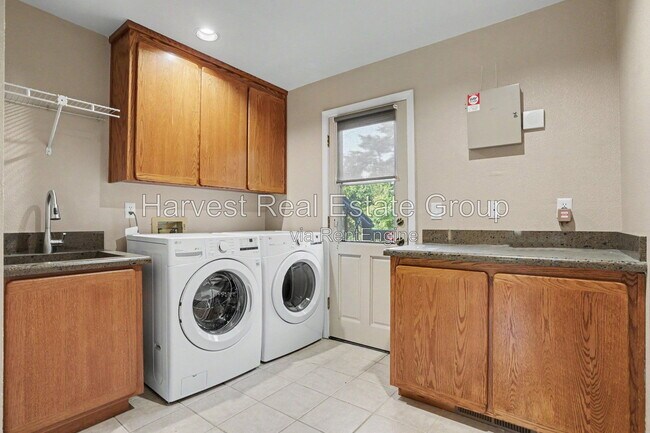 Building Photo - 2652 Hillcrest Ave