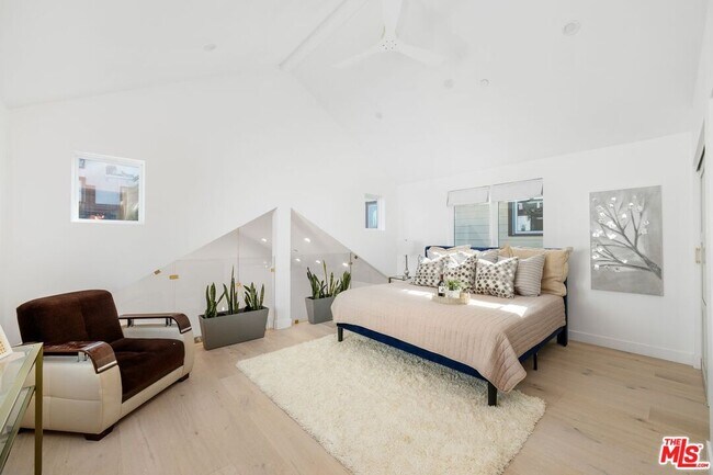 Building Photo - 157 Hart Ave