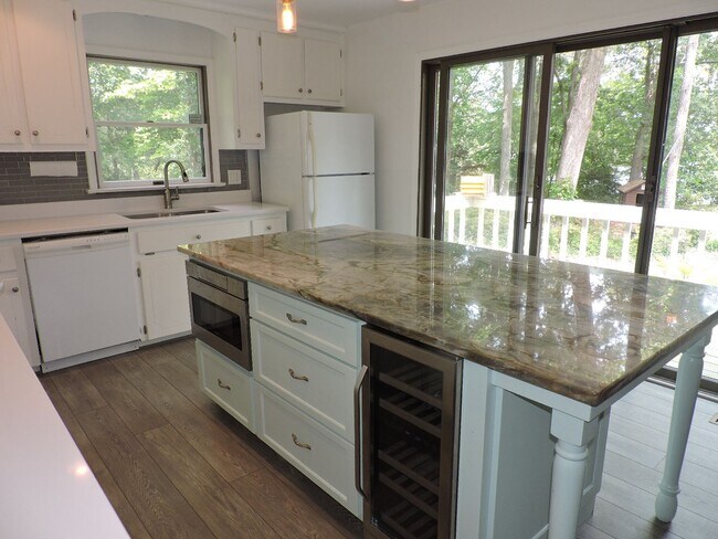 Building Photo - Email Linda@vacosold.com  or Call Office 8...