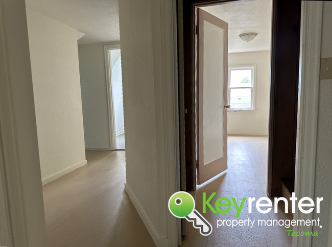 Building Photo - Adorable 4 Bedroom 1.5 Bath Tacoma Home + ...