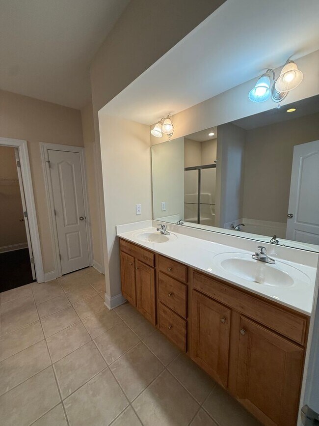 Building Photo - Well-Maintained Home in Convenient Madison Location