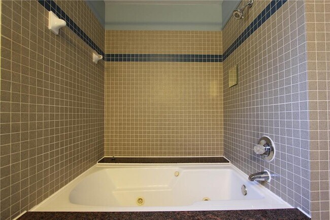Building Photo - 1825 Skyline Dr