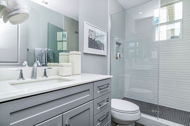 Building Photo - Stunning Fully Furnished Tri-Level Townhome 4BD/4BATHS! Central AC/Heat with Solar! 2 Car attache...