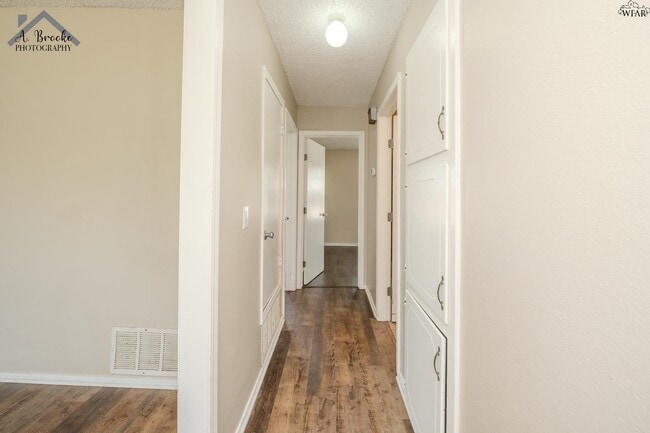 Building Photo - 1118 Crescent Ln