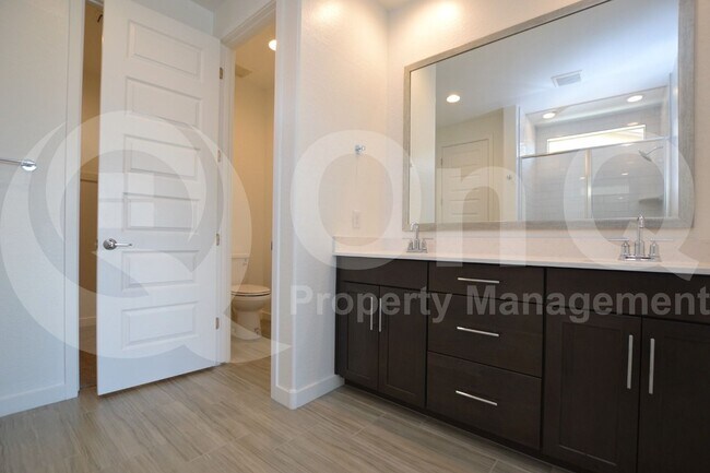 Building Photo - 9213 W Glenrosa Ave