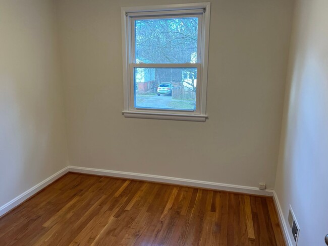 Building Photo - Lovely Split Level Close to Walter Reed, N...