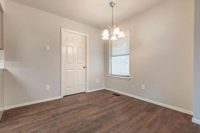 Building Photo - Beautiful 2BD/2.5 BTH Home Right off of NW Expressway and Shopping Areas