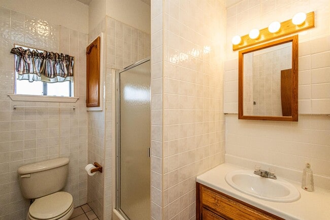 Building Photo - 2006 Piedra China St