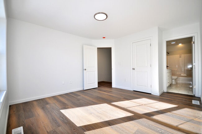 Building Photo - 309 Main St