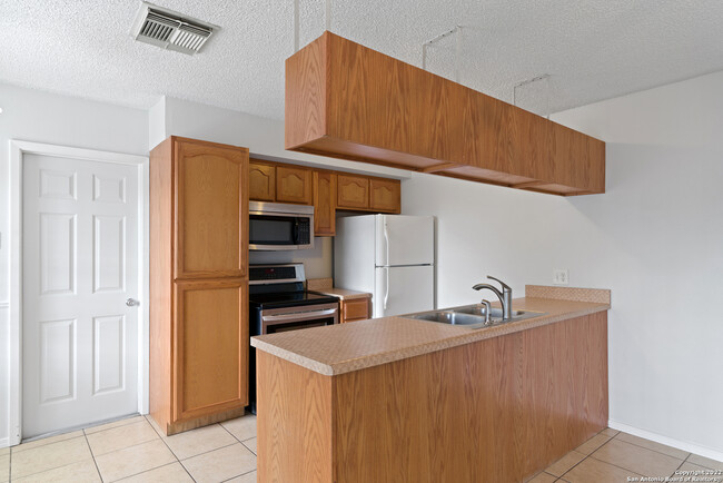 Building Photo - 4851 Castle Arms Dr