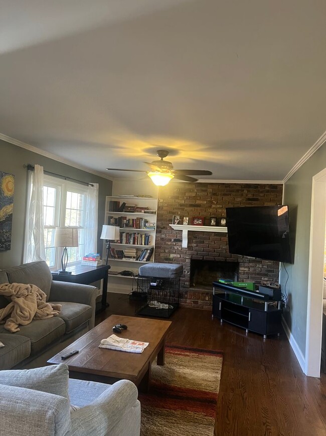 Building Photo - 4 Bedroom with fenced in yard!