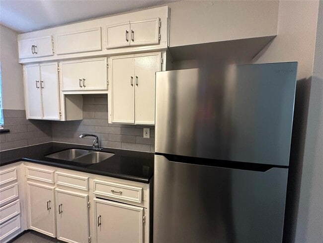Building Photo - 9329 Chesterfield Dr