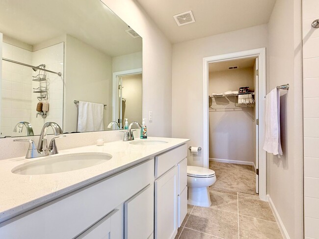 Building Photo - Brand-new End-unit 3Beds/2.5Baths townhome at Lady Lake!