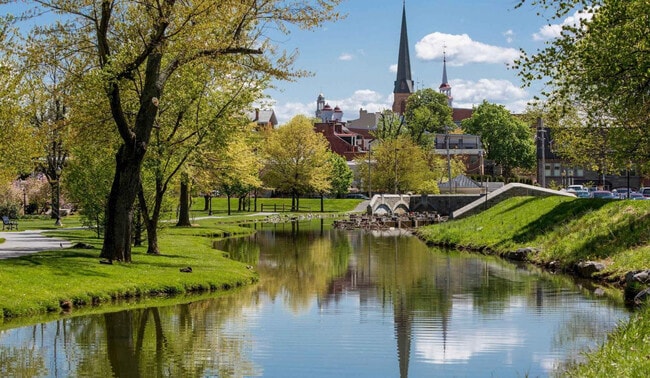 Building Photo - 102 E South St