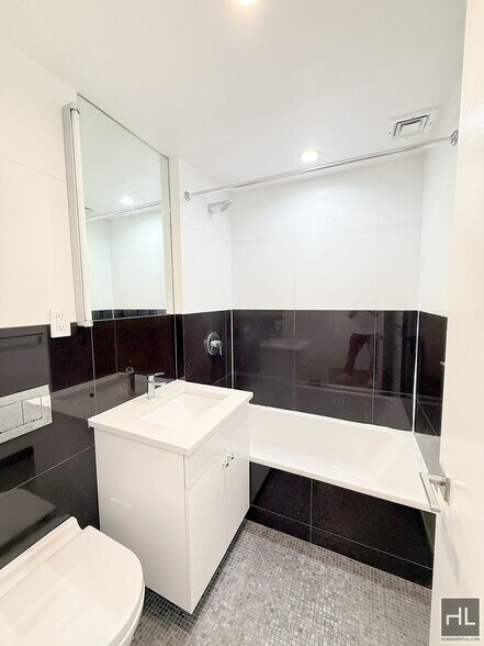 Building Photo - RENT STABILIZE  1 BED 2BATH with washer and dryer - WEST END AVENUE