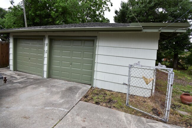 Building Photo - 1706 Oaks Dr