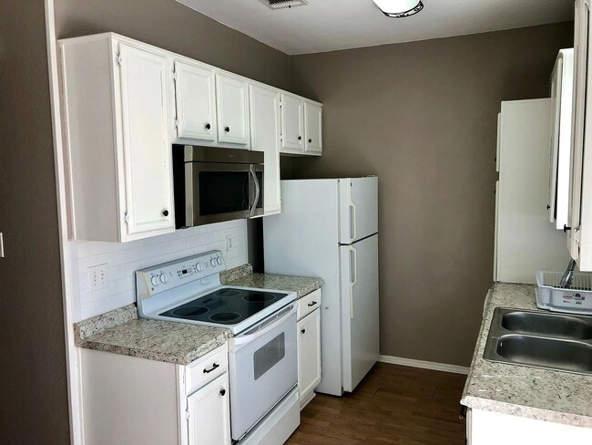 Building Photo - Spacious 2 Bed, 2.5 Bath Condo on Speight Ave with Private Porch & Community Pool