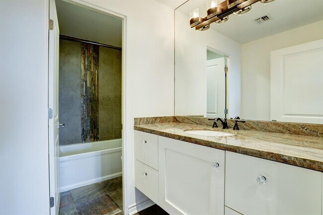 Building Photo - 49 Briar Hollow Ln