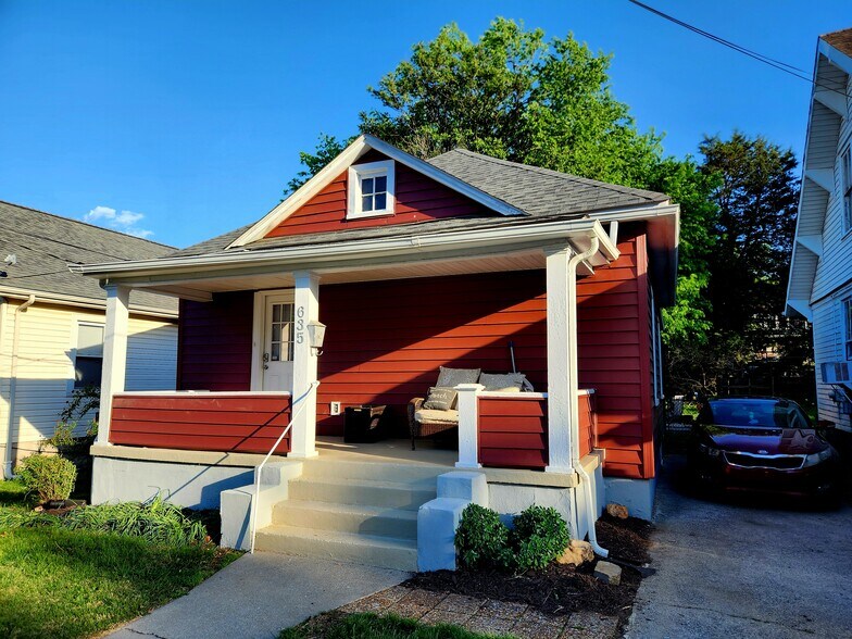Building Photo - 635 Mountain Ave SE