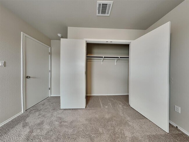 Building Photo - 5121 Saddle Clb Dr