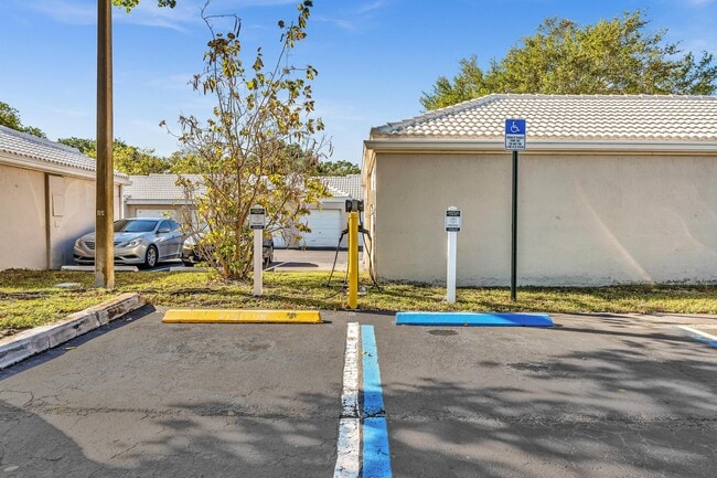 Building Photo - 2850 N Oakland Forest Dr