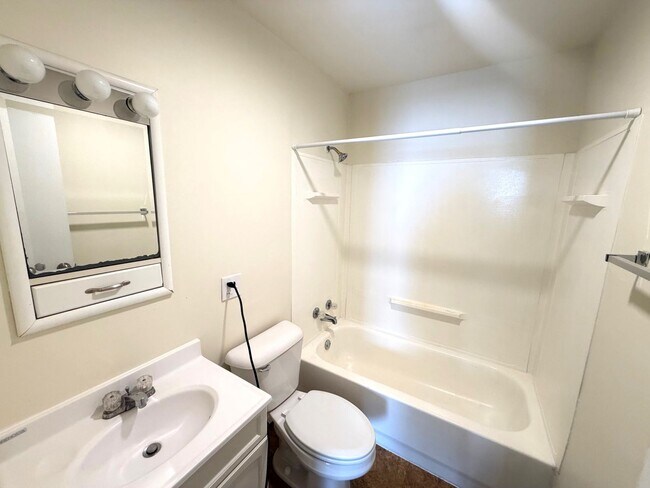 Building Photo - 1621 Clover Ln