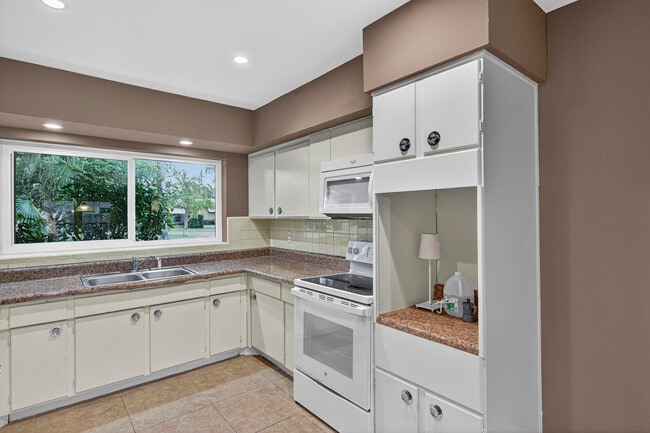 Building Photo - 2750 SE 3rd St