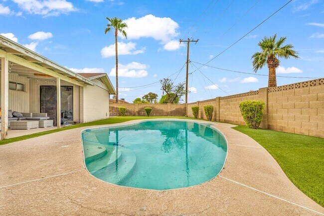 Building Photo - ASU 5 BEDROOM/ 2 BATH WITH POOL!!