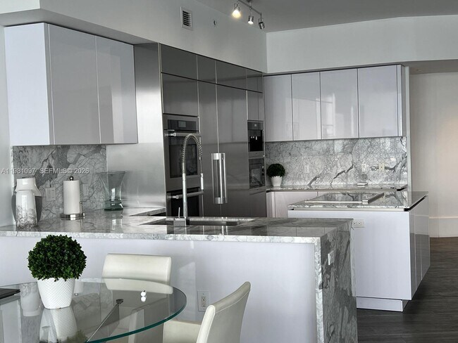 Building Photo - 504 Island Estates Dr