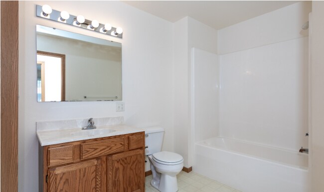 Building Photo - 2 Bedroom Upper in Antigo