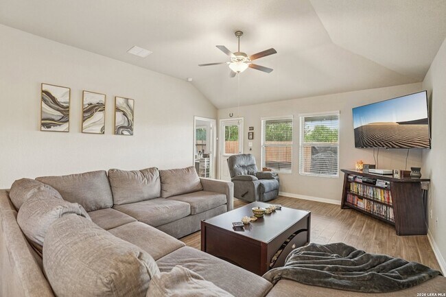 Building Photo - 633 Oleander Crk