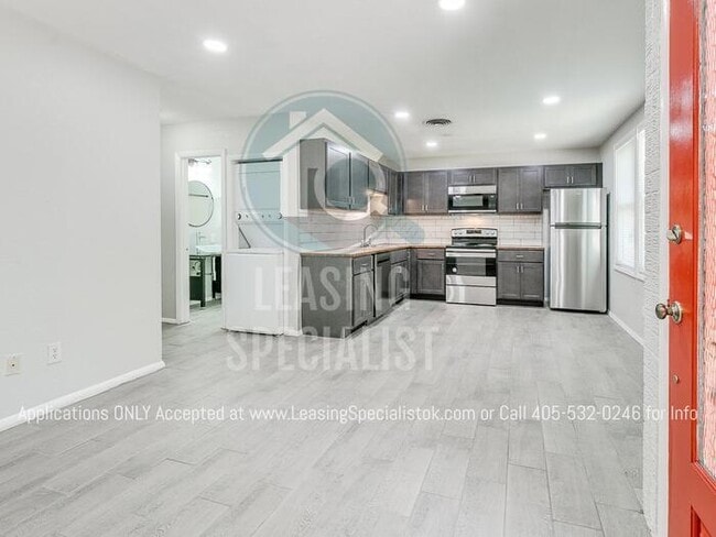 Building Photo - Adorable Custom 2 Bed Bungalow House Available to Prelease for August 2026!