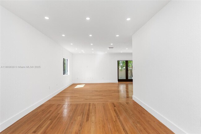 Building Photo - 6731 SW 33rd St