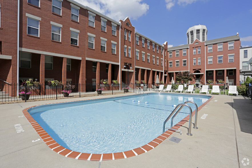 Primary Photo - Lincoln Square Apartments