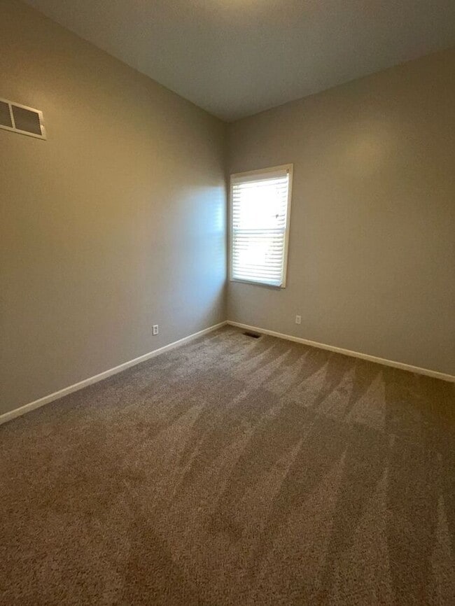 Building Photo - 5 Bedroom, 3 Bathroom California Split Sty...