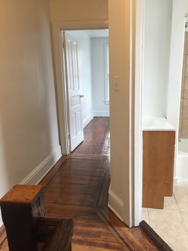 Building Photo - 5 Bedroom, 1 Bath, Parking-York City SD